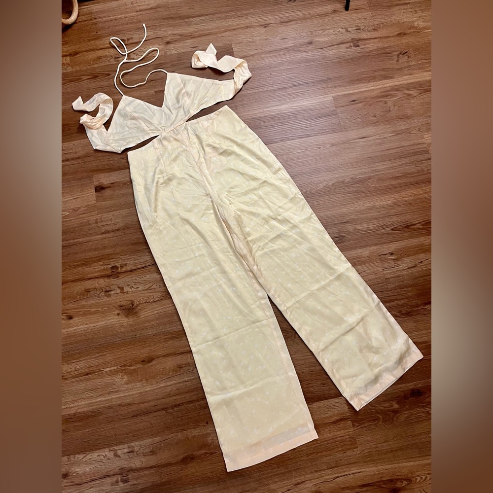 Kittenish Yellow Floral Cutout Jumpsuit ✨ Size Large ✨